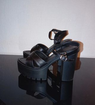 Sandalias de tacón y plataforma negras