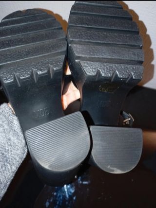 Sandalias de tacón y plataforma negras