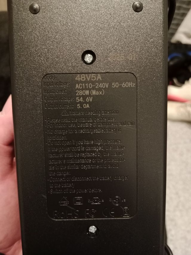 Cargador de baterías para patinete