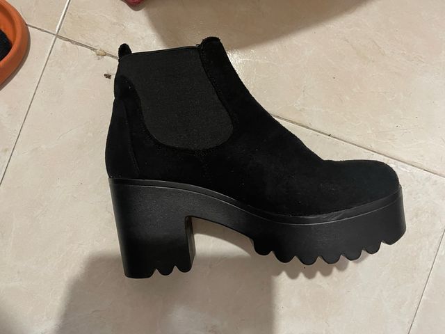 PRECIO NEGOCIABLE Botines negros con plataforma. 
