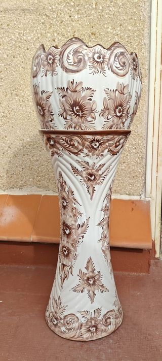 Jarrón con pie cerámico