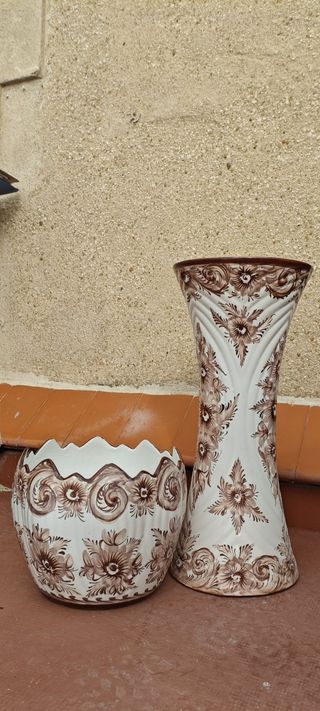 Jarrón con pie cerámico