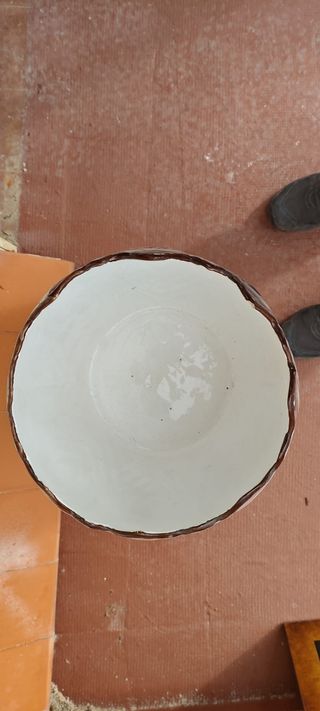 Jarrón con pie cerámico