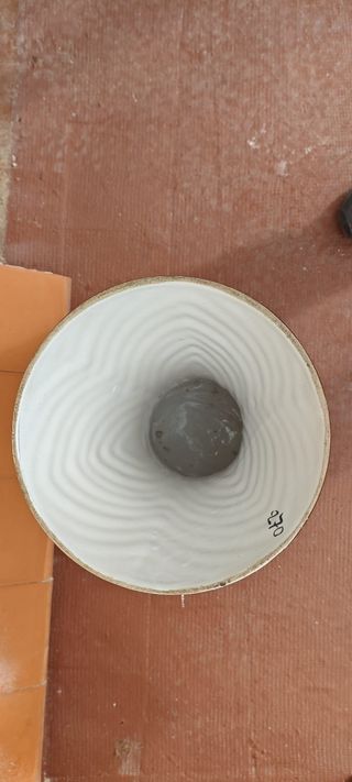 Jarrón con pie cerámico