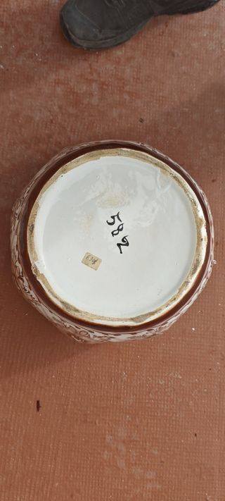 Jarrón con pie cerámico