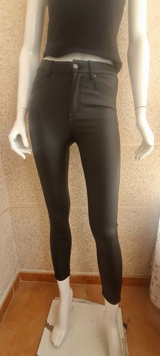 Pantalones negros - T 34 - Stradivarius