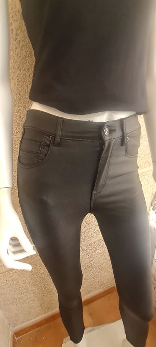 Pantalones negros - T 34 - Stradivarius