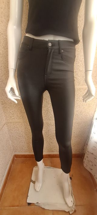 Pantalones negros - T 34 - Stradivarius