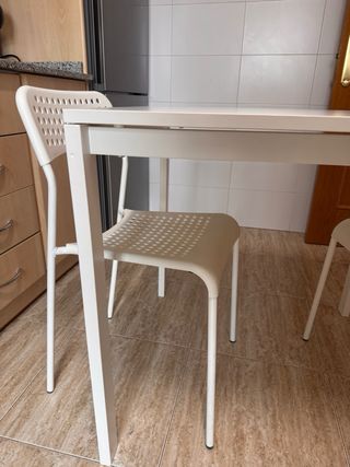 Mesa y 2 sillas 