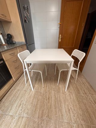 Mesa y 2 sillas 