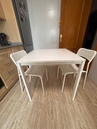 Mesa y 2 sillas 