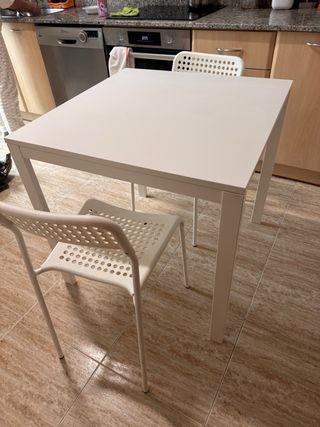 Mesa y 2 sillas 