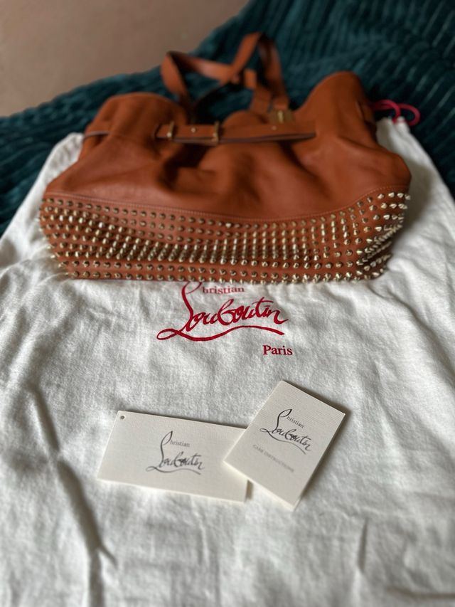 Carteira caramelo e dourada de Christian Louboutin