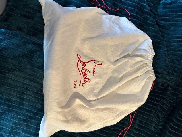 Carteira caramelo e dourada de Christian Louboutin