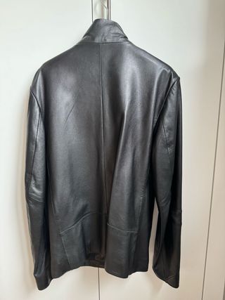Cazadora de piel con cuello asimetrico  