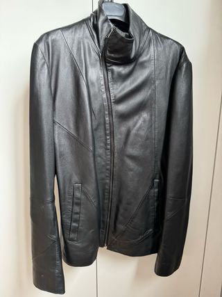 Cazadora de piel con cuello asimetrico  