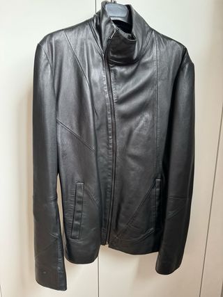 Cazadora de piel con cuello asimetrico  