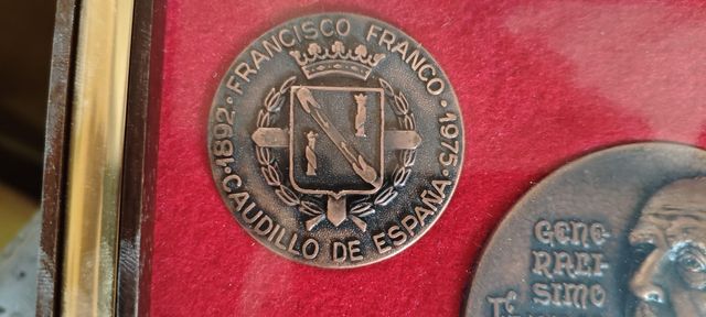 Lote de cinco medallas de Franco