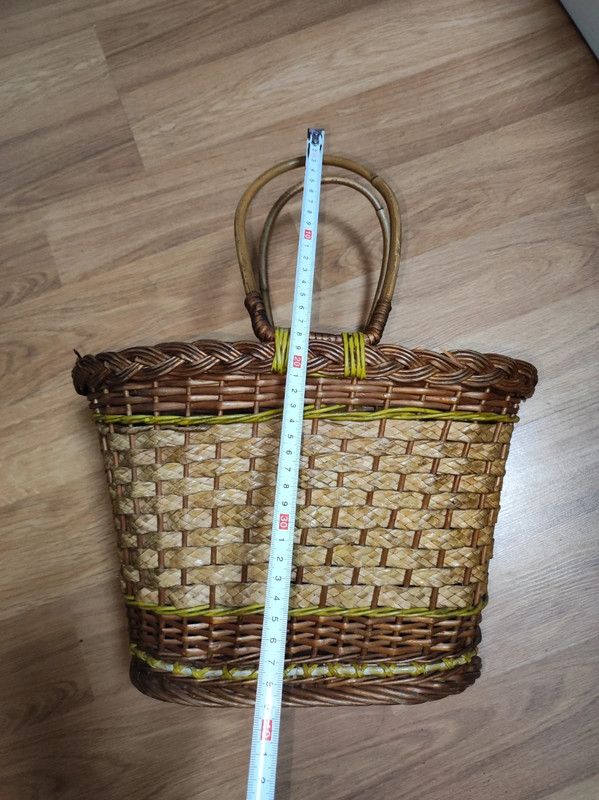Antigua cesta mimbre y madera años 70. Con asas.
