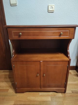 Mesa auxiliar con ruedas, cajón y puertas.