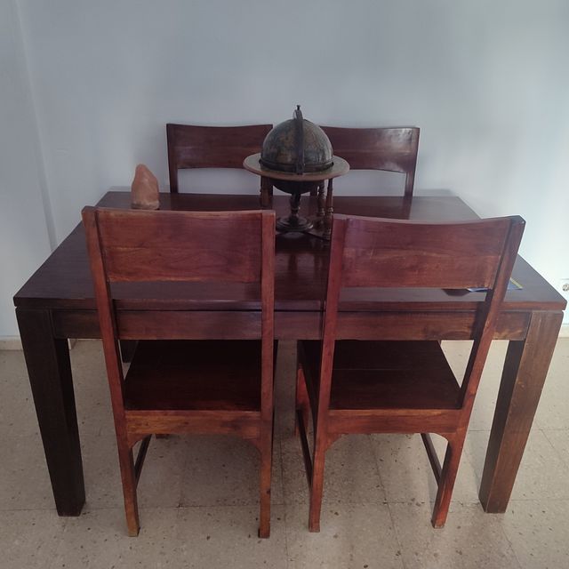 Mesa rectangular y sillas