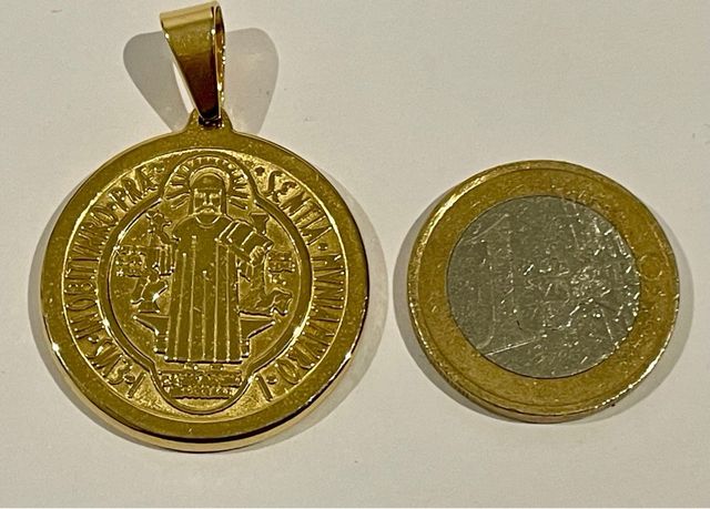 Colgante Medalla San Benito acero baño de Oro 18K.