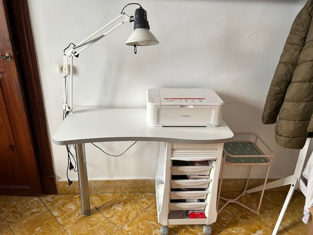 Mesa manicura y lámpara
