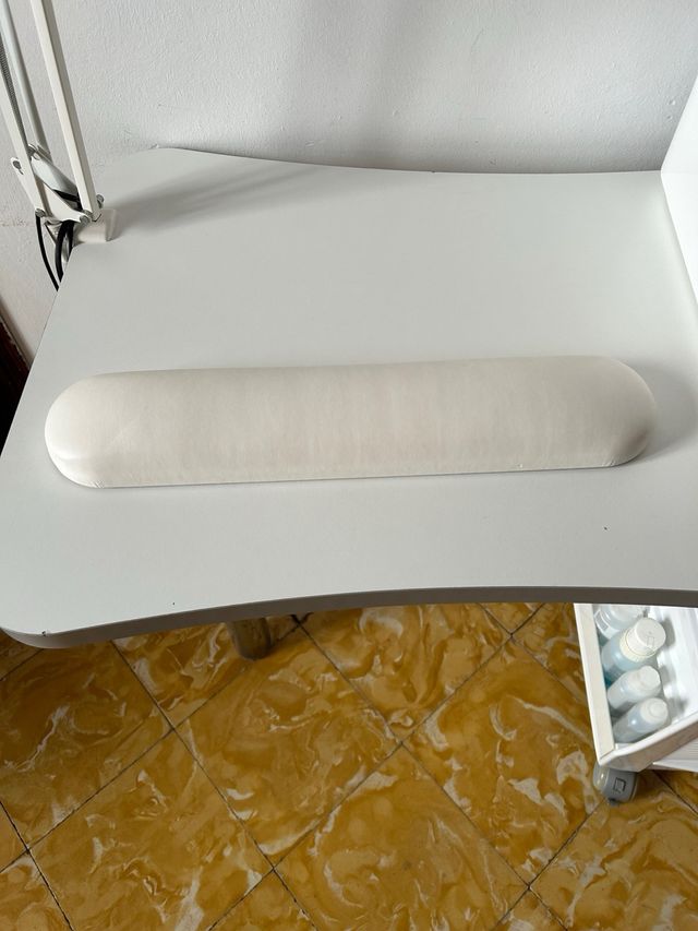 Mesa manicura y lámpara