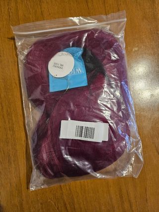 Peluca de color rojo con reposa pelucas