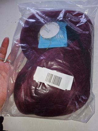 Peluca de color rojo con reposa pelucas