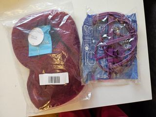 Peluca de color rojo con reposa pelucas