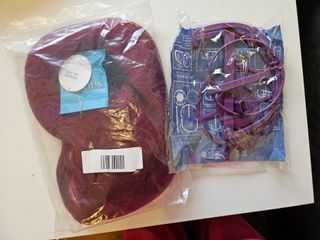 Peluca de color rojo con reposa pelucas