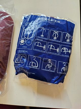 Peluca de color rojo con reposa pelucas