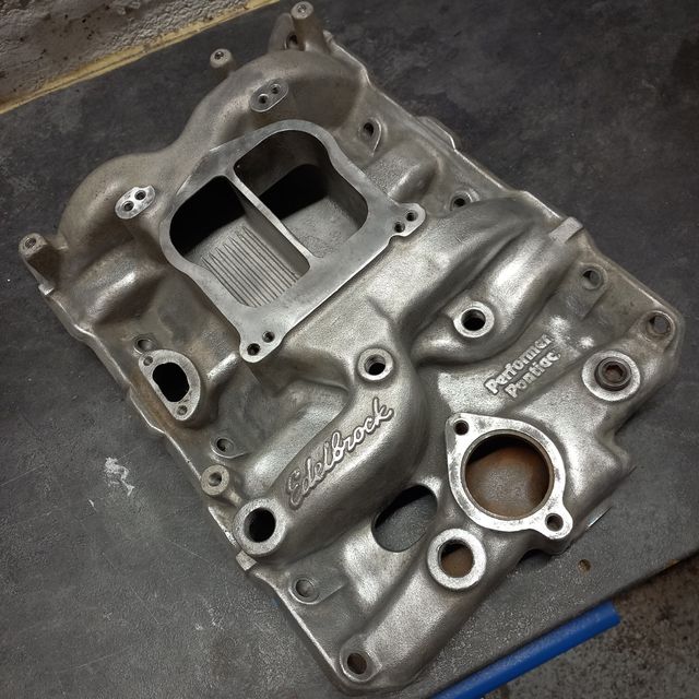 Admision Pontiac V8 Edelbrock modelo 2156