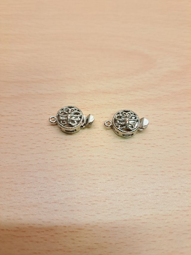 2 chiusure a scatto filigranate con farfalla