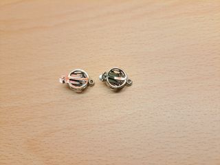 2 chiusure a scatto filigranate con farfalla