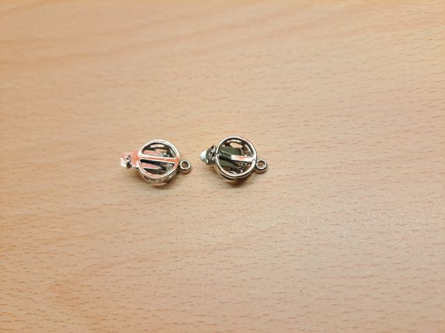 2 chiusure a scatto filigranate con farfalla