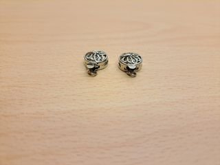 2 chiusure a scatto filigranate con farfalla