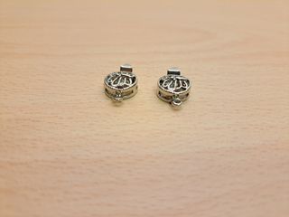 2 chiusure a scatto filigranate con farfalla