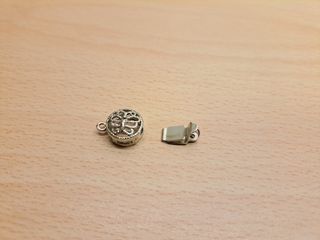 2 chiusure a scatto filigranate con farfalla