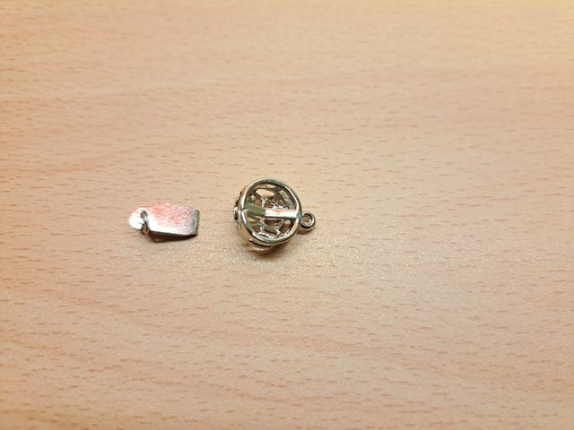 2 chiusure a scatto filigranate con farfalla