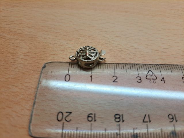 2 chiusure a scatto filigranate con farfalla