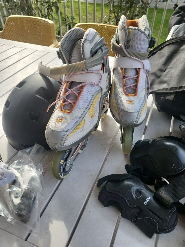 Pattini ragazza o ragazzo in linea