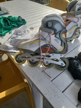 Pattini ragazza o ragazzo in linea