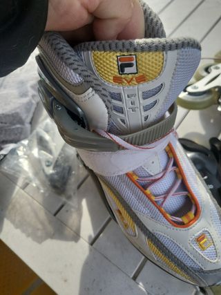 Pattini ragazza o ragazzo in linea