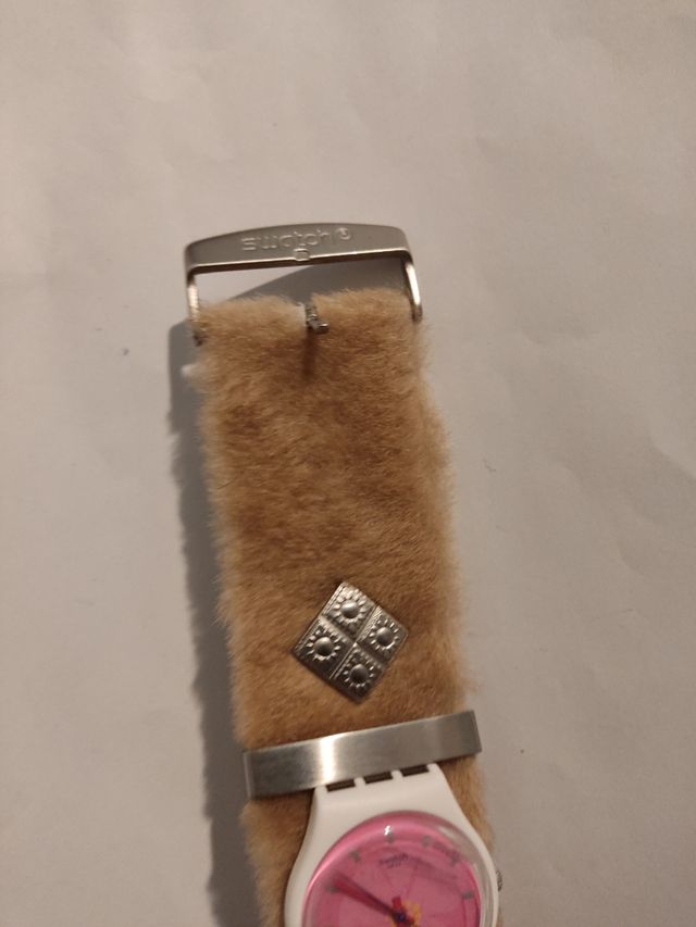 Reloj marca Swatch 33 mm la caja.