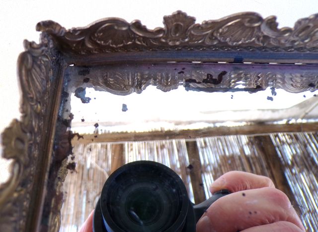 Bandeja antigua de metal y espejo