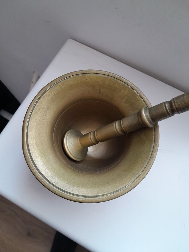 Mortero antiguo de bronce