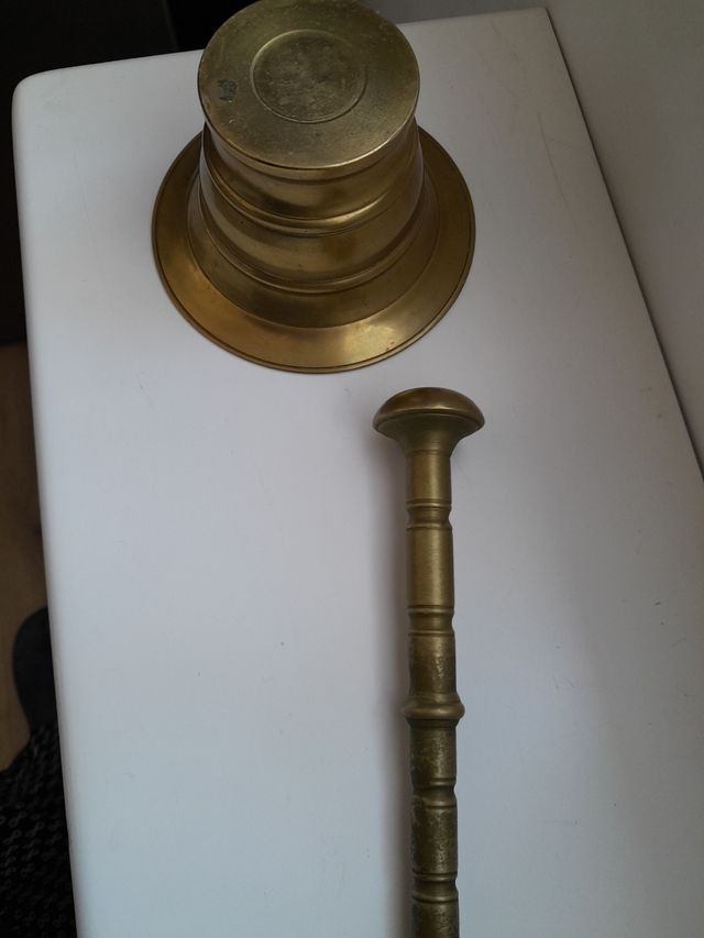 Mortero antiguo de bronce