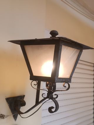 Farola artesanal de forja antigua